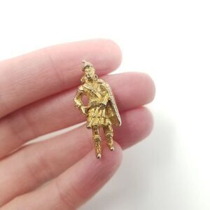 Vintage Little Scottish Man In a Kilt Brooch Lapel Pin, Gold Tone, Scottland